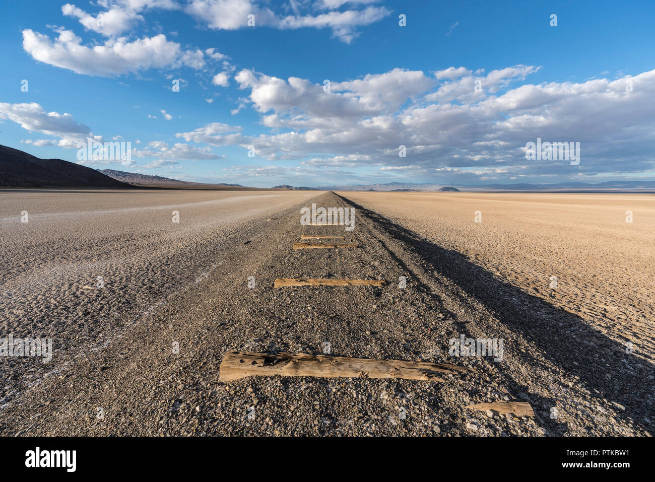 Wüste Trockener See mit verlassenen Bahngleisen am Ende der Mojave River in der Nähe von Zzyzx Kalifornien. Stockfoto
