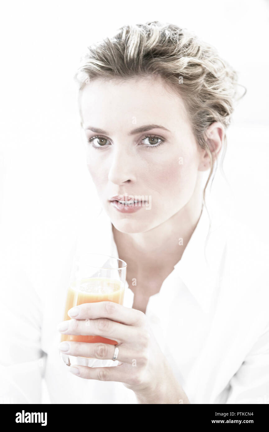 Frau jung Fruchtsaft trinken Portrait Glas Orangensaft Saft Saftglas Getraenk Gesund Vitamin Vitaminreich Vitamin C Durst durstig Menschen Menschen (Mo Stockfoto