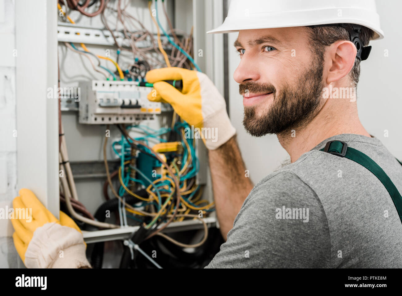 Elektriker In Der Nähe Jetzt Geöffnet Schöne fröhliche Elektriker Instandsetzung der Box und mit einem