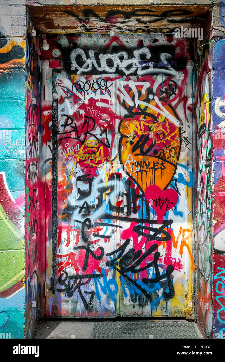 Tür mit Graffiti bemalt Stockfoto