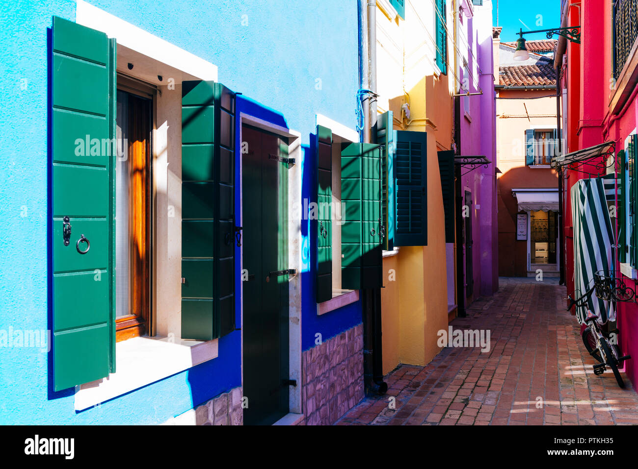 Bunte Häuser in Burano. Burano ist eine Insel in der Lagune von Venedig und ist für seine bunten Häuser bekannt. Burano, Venedig, Venetien, Italien, Euro Stockfoto