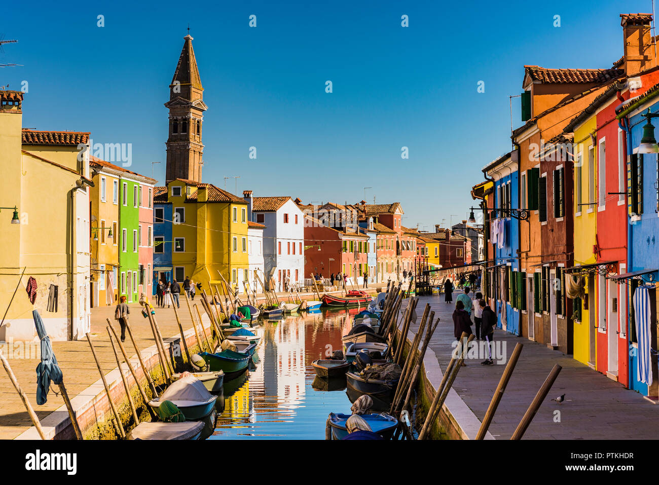 Insel Burano Canal, bunte Häuser in der Lagune von Venedig. Burano, Venedig, Venetien, Italien, Europa Stockfoto