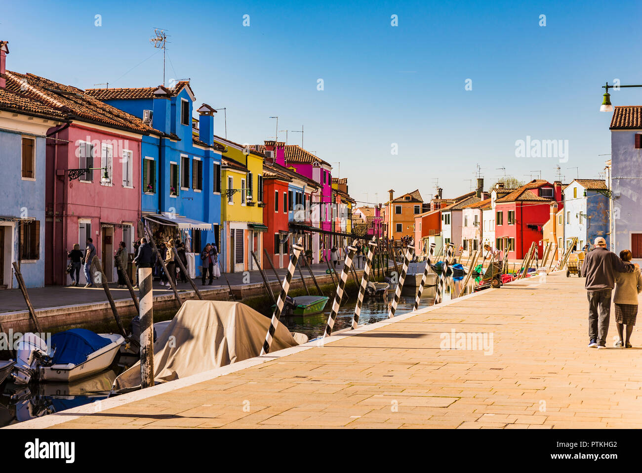 Insel Burano Canal, bunte Häuser in der Lagune von Venedig. Burano, Venedig, Venetien, Italien, Europa Stockfoto