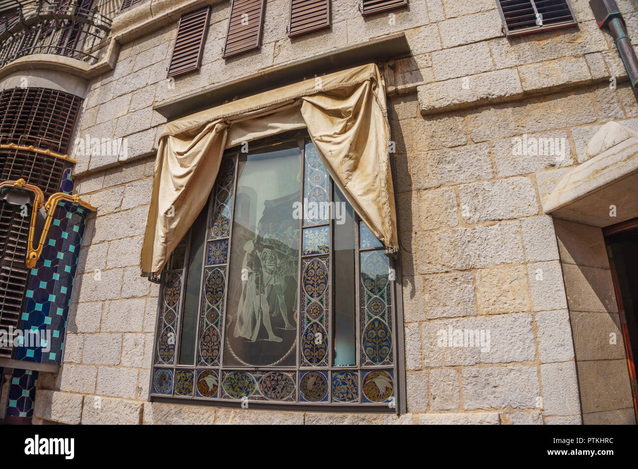 Der Palau Güell ist ein einzigartiges Herrenhaus gestaltet von dem katalanischen Architekten Antoni Gaudi. Barcelona, Spanien, Europa Stockfoto