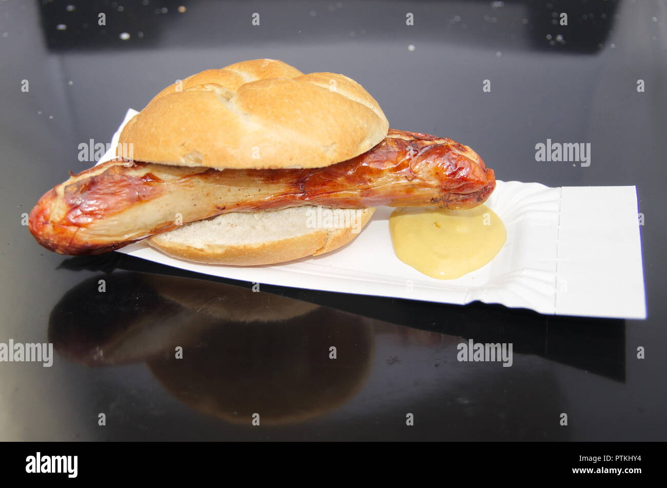 Bratwurst im Brötchen mit Senf Stockfoto