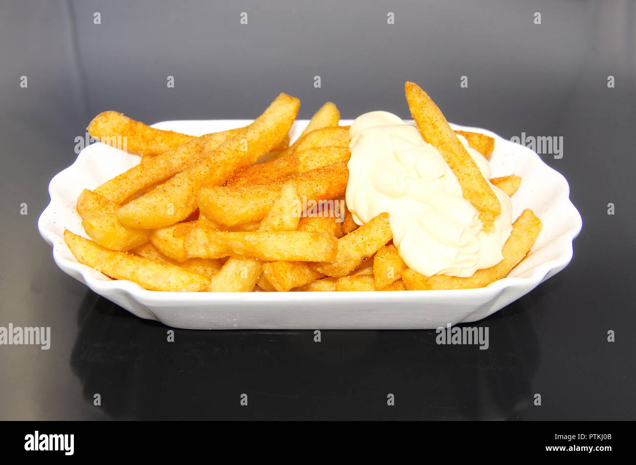 Schale Mit Pommes Frites Mit Mayo Stockfotografie Alamy