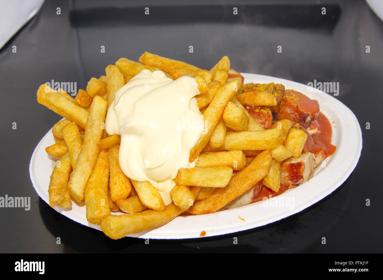 Currywurst Mit Pommes Mayo Stockfotografie Alamy