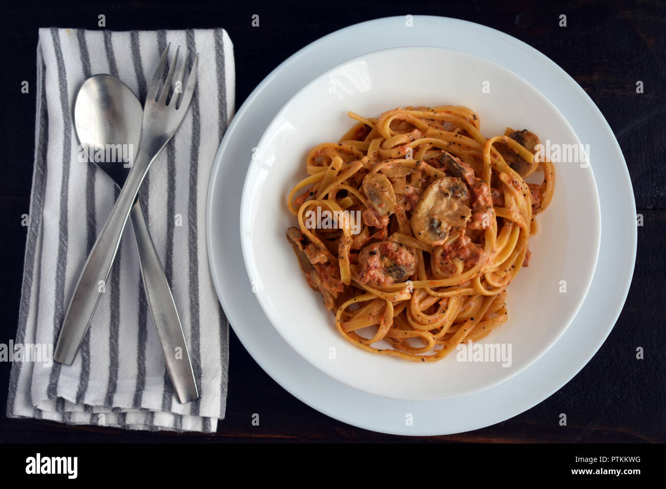 Tomaten Basilikum Fettuccine Stockfoto