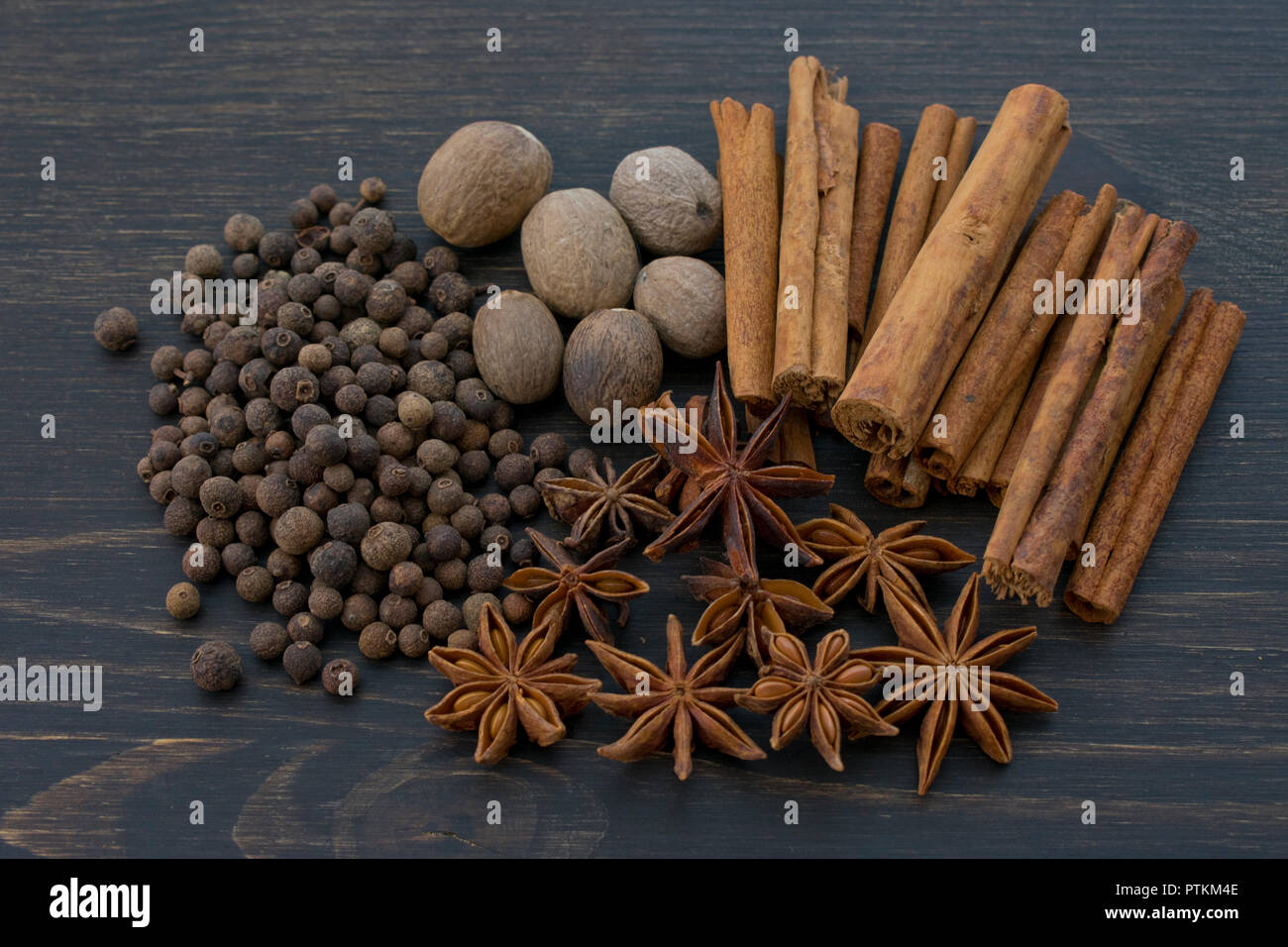 Ganze Gewürze auf einem dunklen Hintergrund Stockfoto