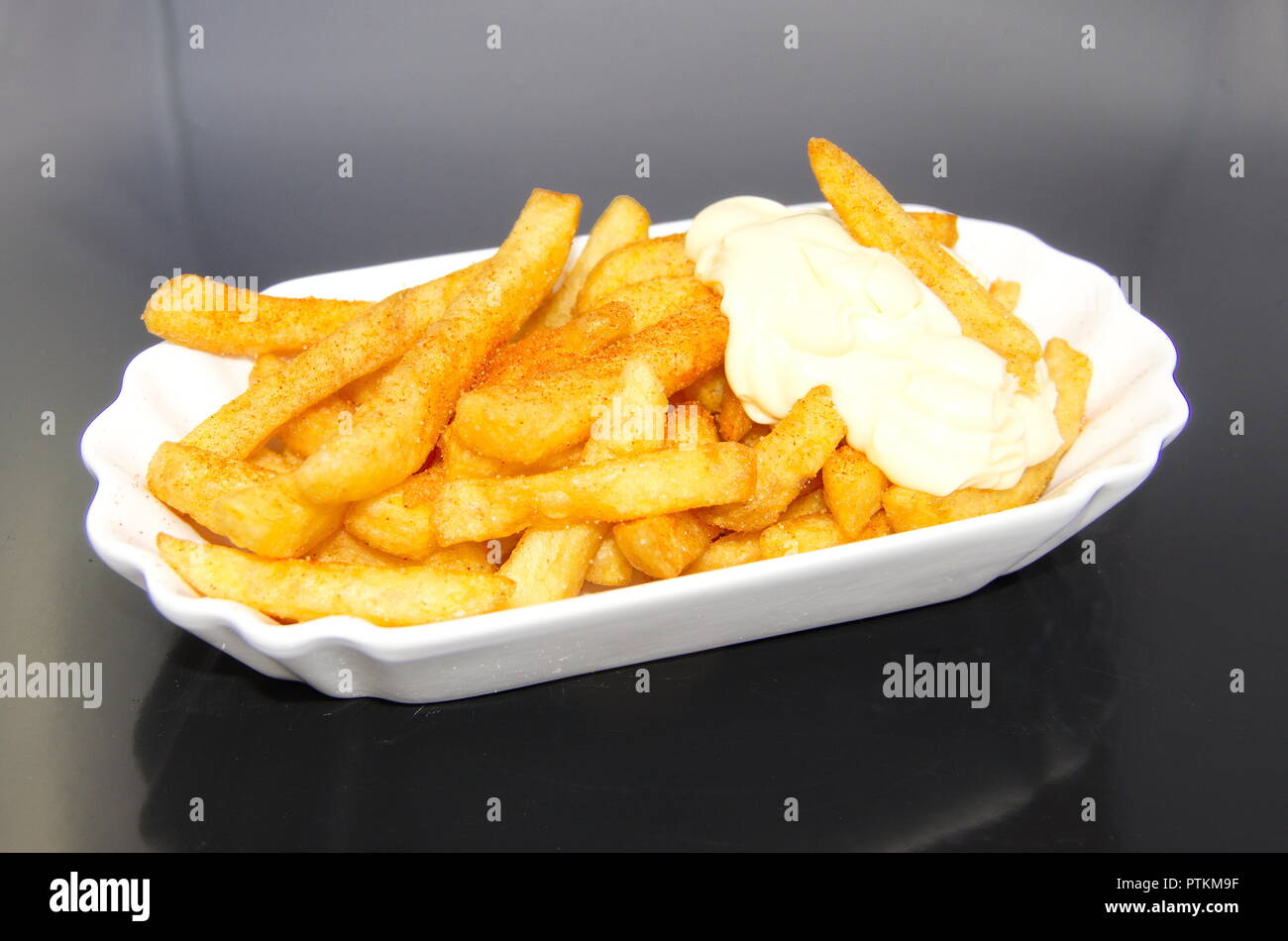 Schale mit Pommes Frites mit Mayo Stockfotografie - Alamy