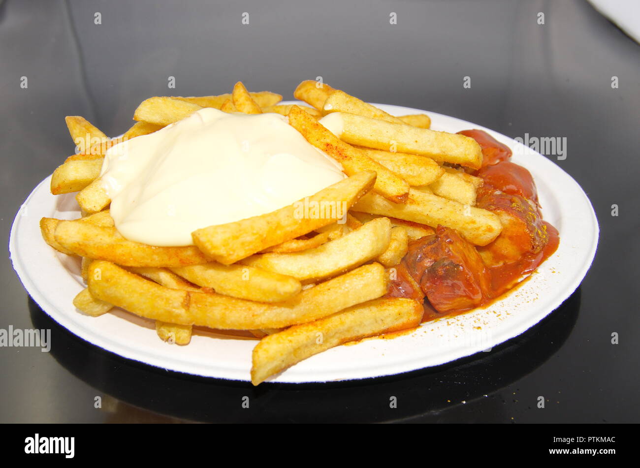 Currywurst mit Pommes Mayo Stockfoto