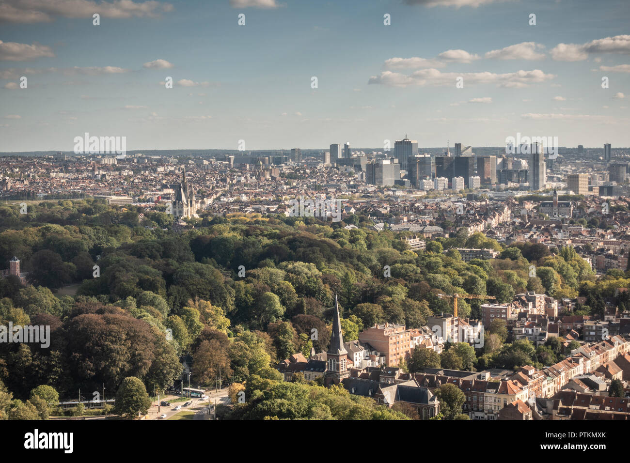 Brüssel, Belgien - 25 September 2018: Hochhäuser von North Viertel und Laken Park herauf Frontseite vom Atomium höchsten Kugel bläuliche Dämmerung Himmel gesehen Stockfoto