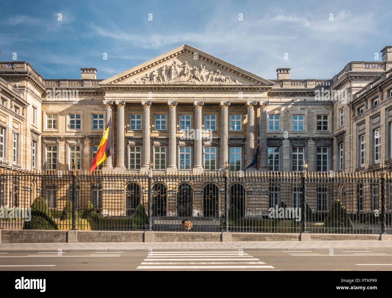 Brüssel, Belgien - 26. September 2018: die Fassade des belgischen Parlaments im romanischen Stil mit Säulen und fresco Dreieck, schwarz-gold Zaun und Belgia Stockfoto