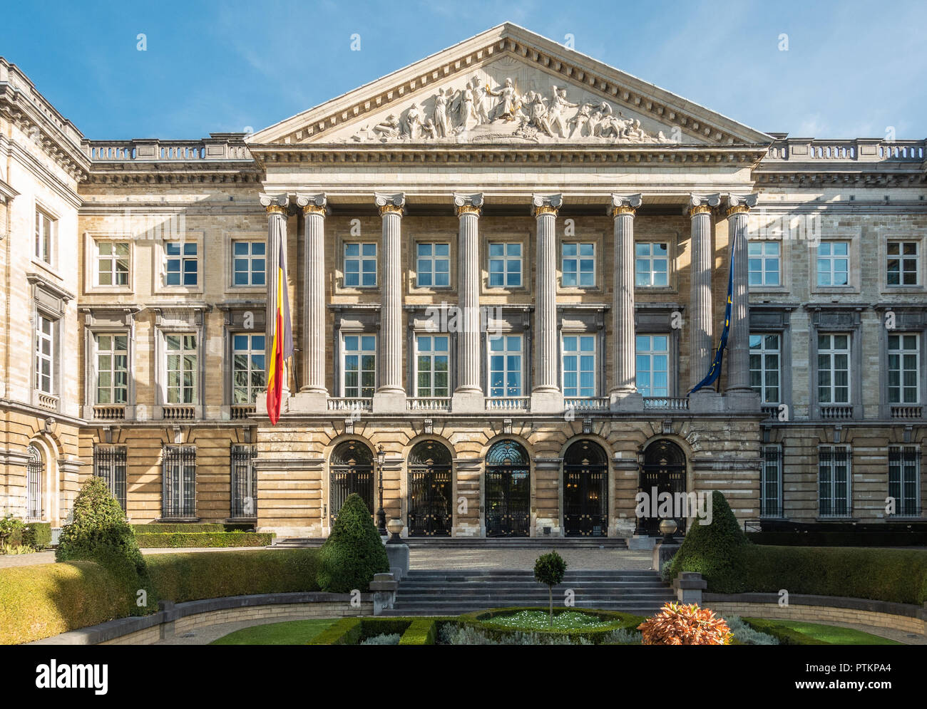 Brüssel, Belgien - 26. September 2018: Nahaufnahme der vorderen Fassade des belgischen Parlaments im romanischen Stil mit Säulen und fresco Dreieck, und Belgi Stockfoto