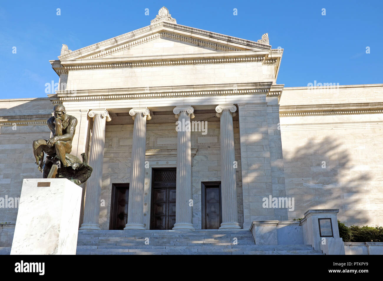 Rodins "Denker steht Wache vor dem Eingang Süd des Cleveland Museum der kunst in Cleveland, Ohio, USA. Stockfoto