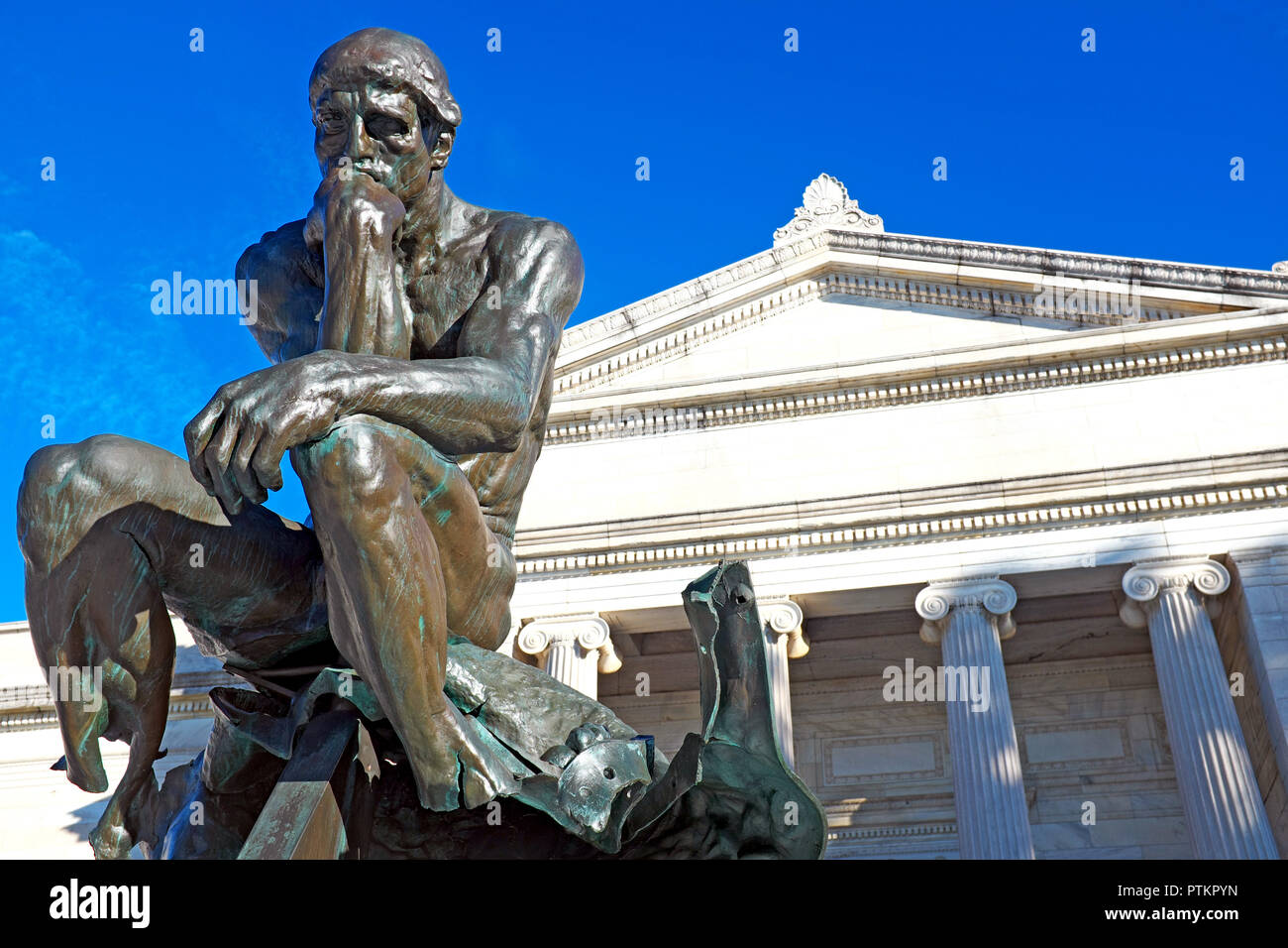 Ein Rodin - überwachte Bronze und grüne Patina Besetzung der Denker, 1970 bombardiert wurde, steht immer noch außerhalb des Cleveland Museum der kunst in Cleveland, Ohio. Stockfoto