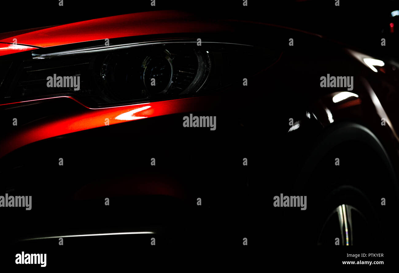 Closeup Scheinwerfer von glänzend rot Luxus-SUV Compact Car. Elegante Elektroauto Technologie und Business Konzept. Hybrid auto und Kfz-Konzept. Auto p Stockfoto Closeup Scheinwerfer von glänzend rot Luxus-SUV Compact Car. Elegante Elektroauto Technologie und Business Konzept. Hybrid auto und Kfz-Konzept. Auto p Stockfoto