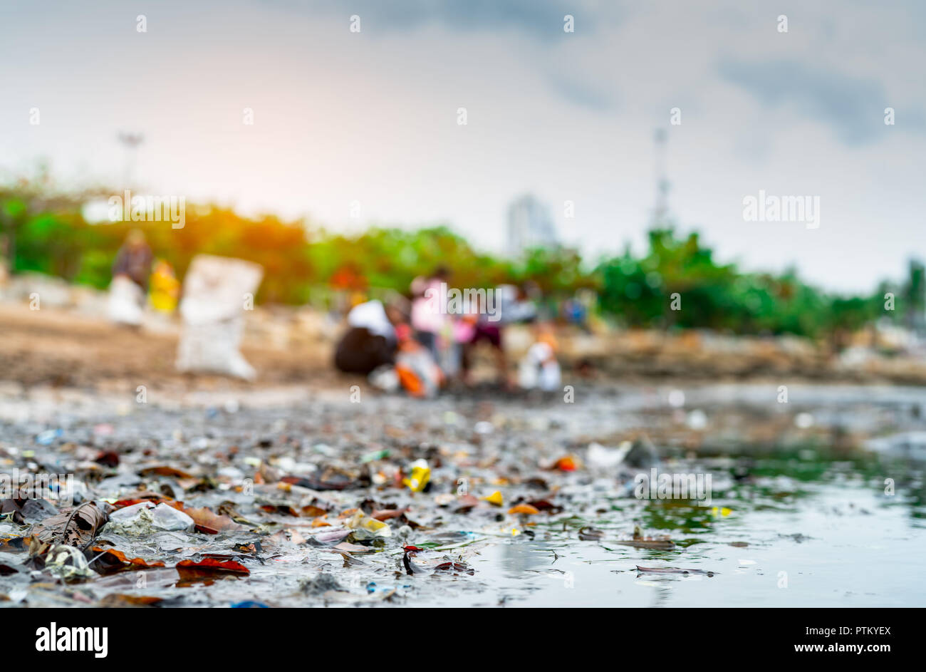 Verschwommen von freiwilligen Müll sammeln. Strand Umweltverschmutzung. Freiwillige Reinigung der Strand. Aufräumen Müll am Strand. Ölflecken auf der b Stockfoto