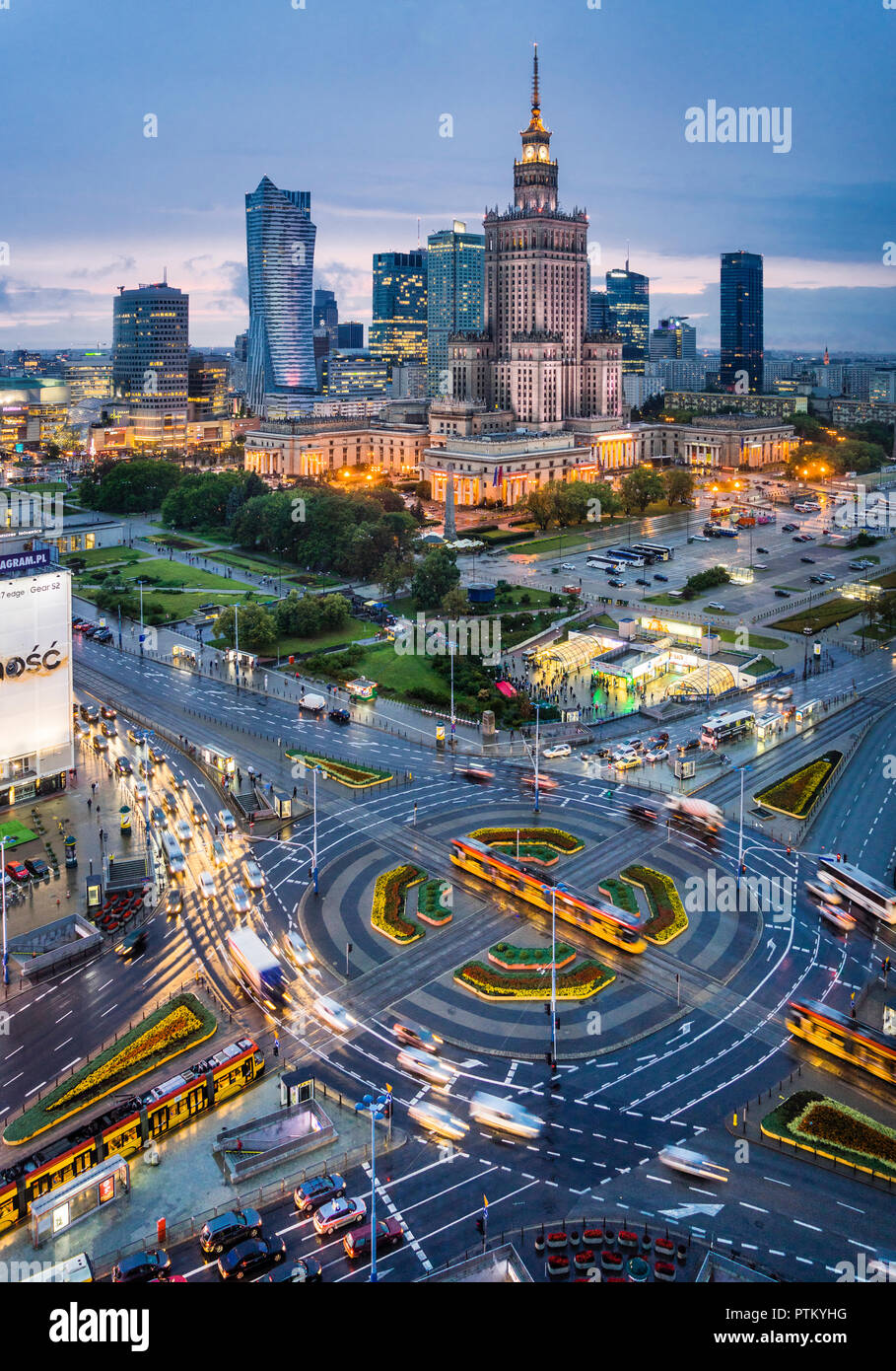 Warschau Centrum, am Abend Blick auf die Herzen der polnischen Hauptstadt, mit Rondo Dmowskiego Kreisverkehr, der Neomodern Warschau Spire und der Russischen MI Stockfoto