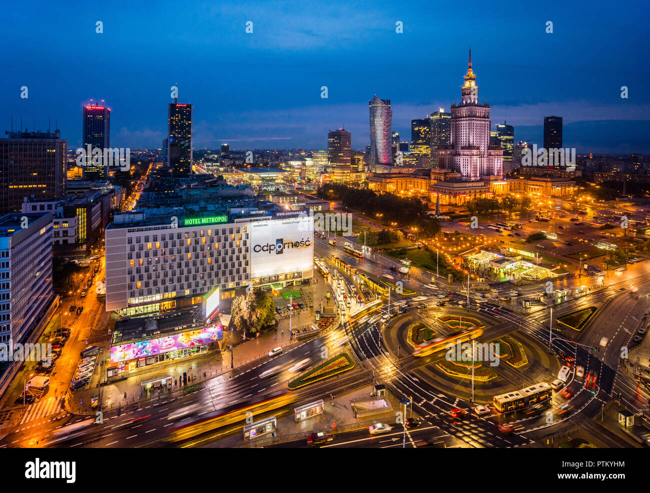 Warschau Centrum, bei Nacht im Herzen der polnischen Hauptstadt, mit Rondo Dmowskiego Kreisverkehr, der Neomodern Warschau Spire und der Russischen Wedin Stockfoto