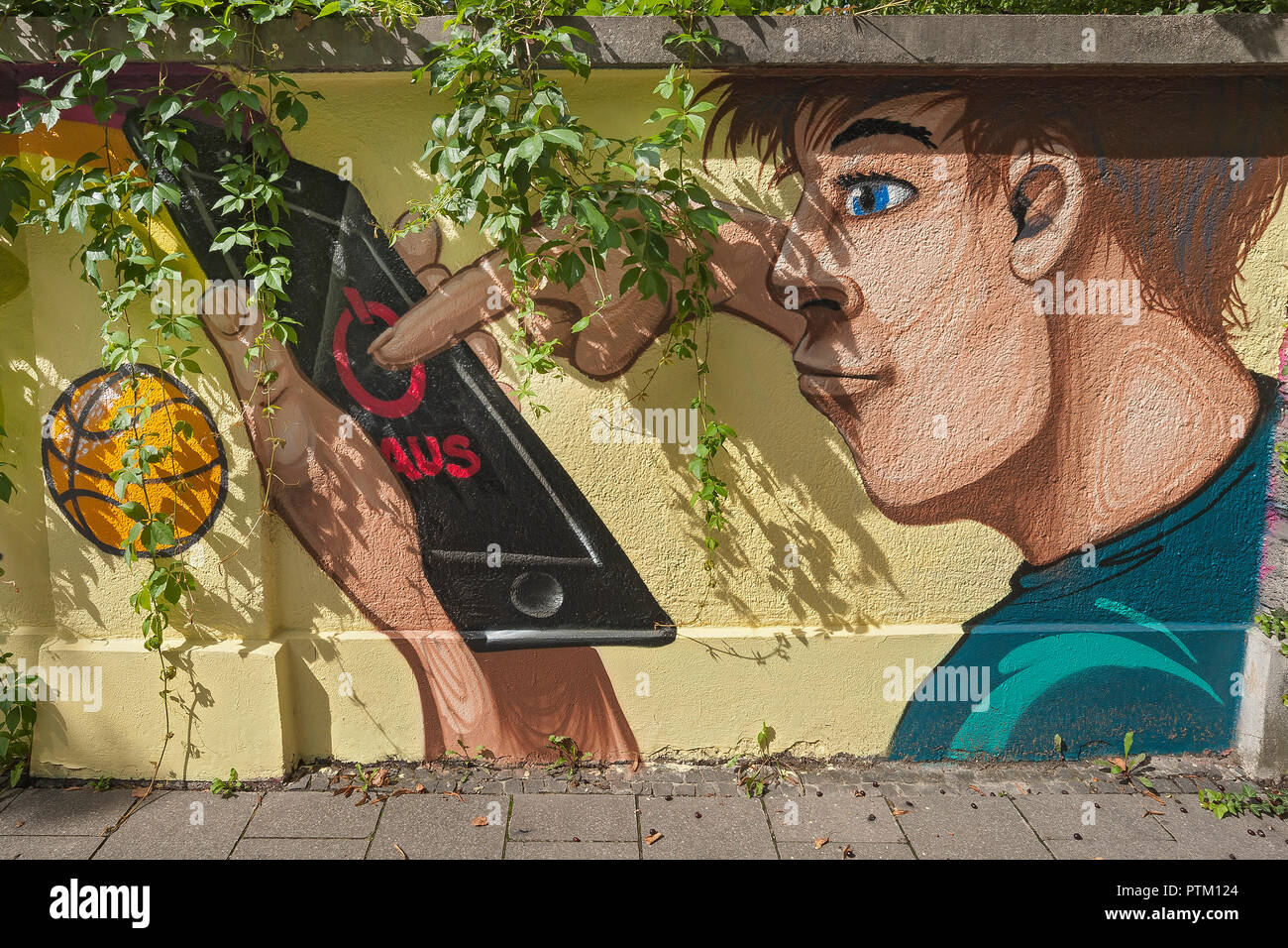 Graffiti an der Wand, man schaltet sich aus, Smartphone, München, Oberbayern, Bayern, Deutschland Stockfoto
