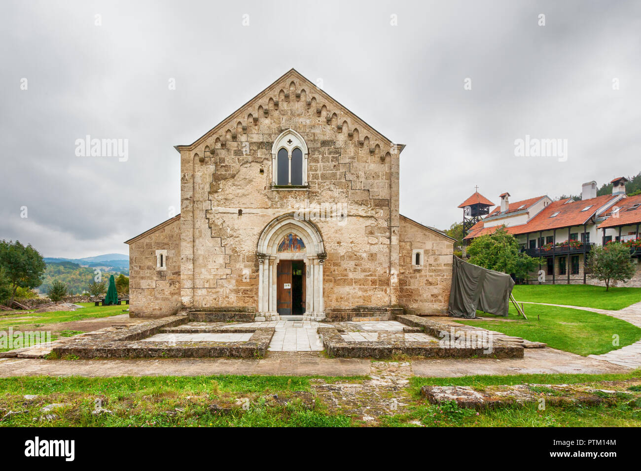 Das Kloster Gradac aus dem 13. Jahrhundert v. Chr. errichtet wurde und es ist ein Stiftungskapital von Helen von Anjou, die Frau von König Uroš I. Gradac Kloster ist in gelegen Stockfoto