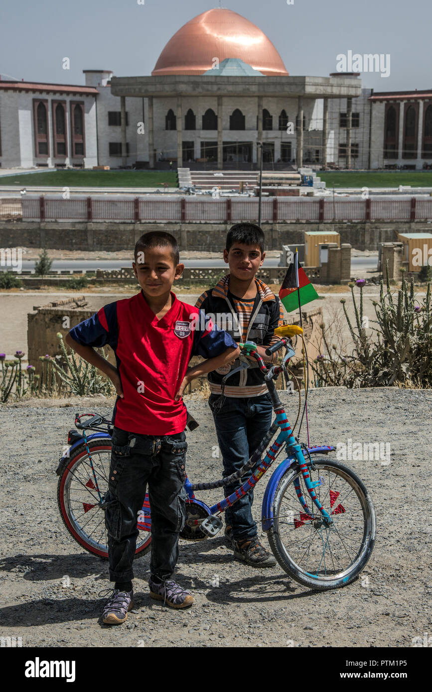 Zwei Jungen stehen vor dem neuen Parlament in Kabul in Afghanistan. Stockfoto