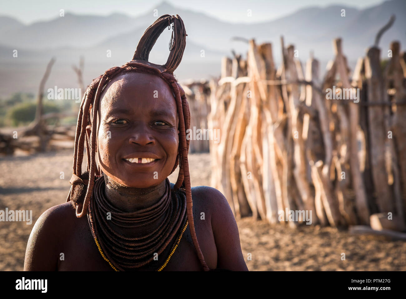 Ein Himba Dame, die in einem traditionellen Camp in der Nähe von purros In der entlegenen Provinz von Kaokaland in Namibia entfernt lebt. Stockfoto