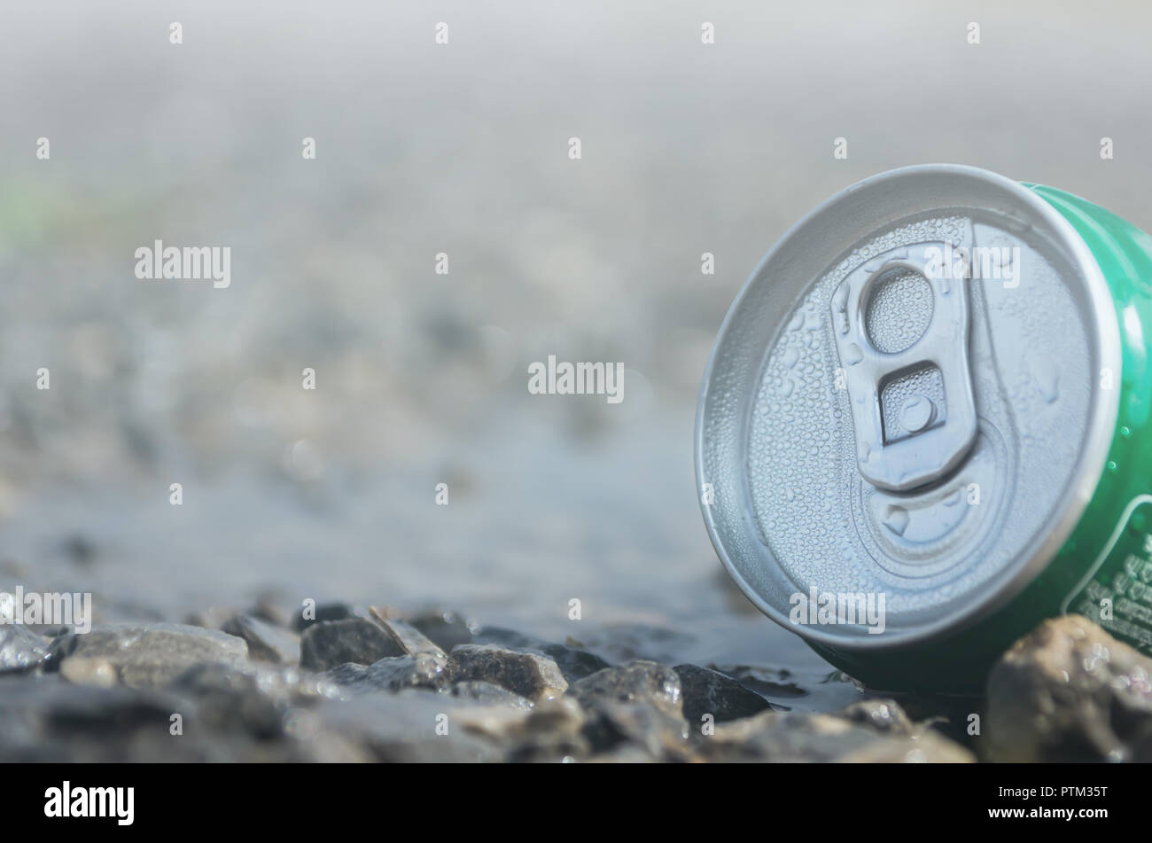 Instant Kaffee in Dosen verpackt, wird in Wasser gelegt und hat einen Rock im Vordergrund und weißes Licht im Hintergrund mit. Stockfoto