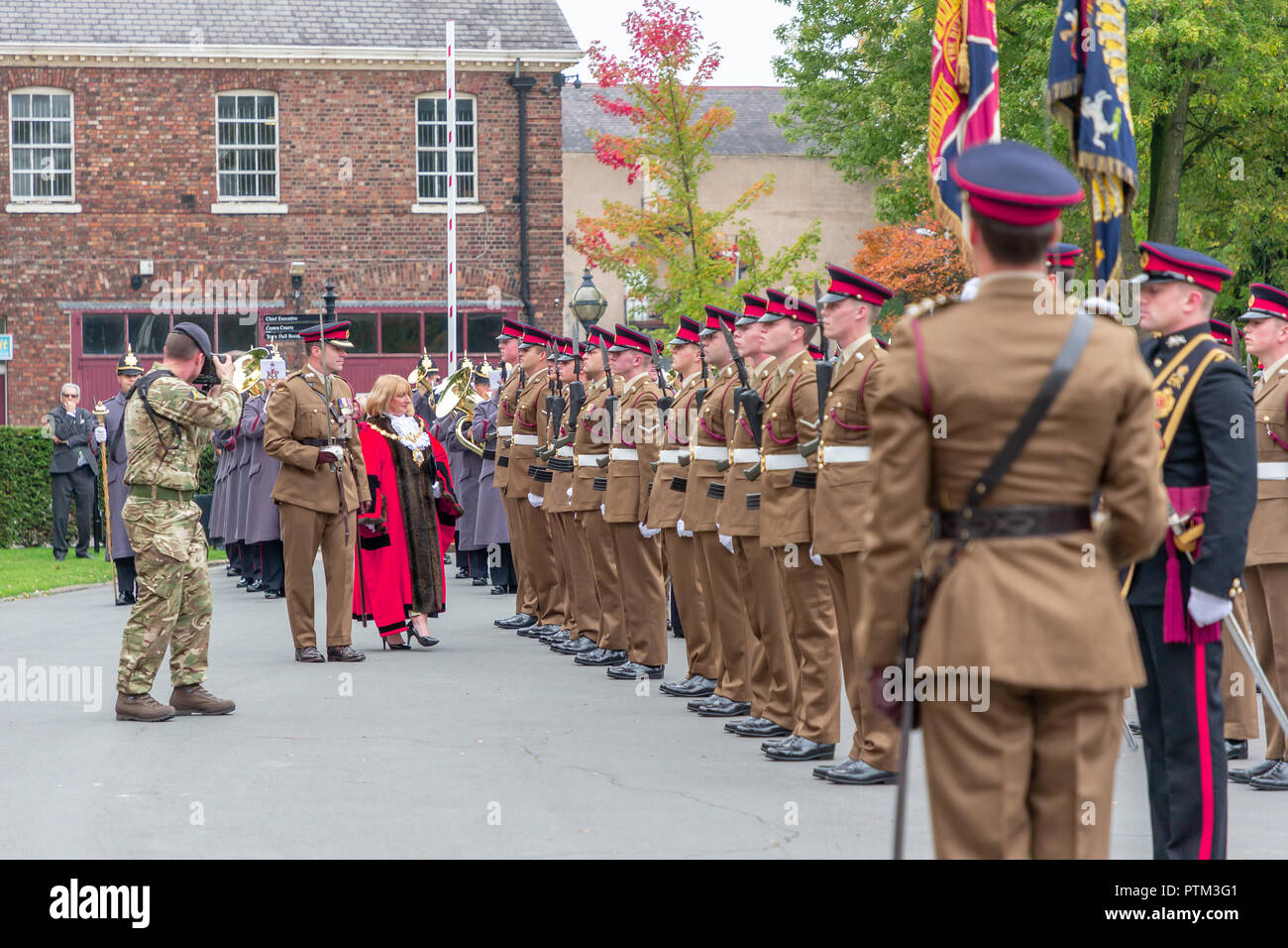 Freitag, 5. Oktober, die 1 Bataillon des Herzogs von Lancaster's Regiment ausgeübt ihr Recht als Ehrenbürgern der Gemeinde durch die Parade durch die Kriegführenden Stockfoto