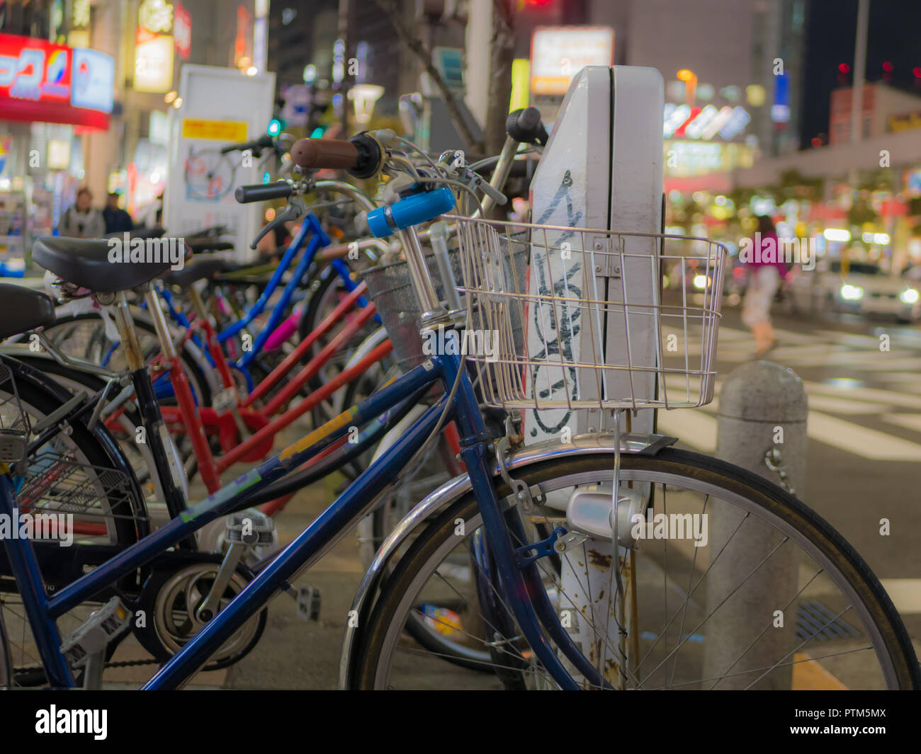 Tokio, Japan. September 11, 2018. Fahrrad parken in der Nacht in Shinjuku, Tokyo. Stockfoto