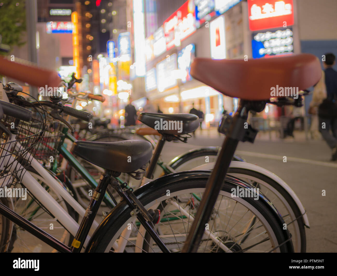 Fahrrad parken in der Nacht in Shinjuku, Tokyo. Stockfoto