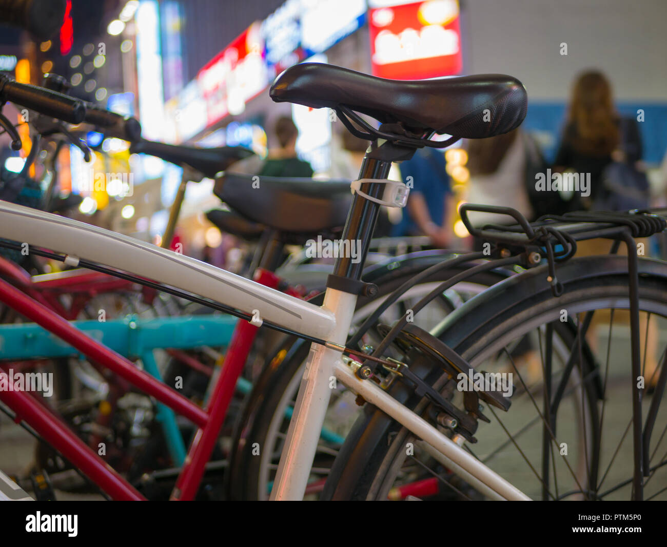 Fahrrad parken in der Nacht in Shinjuku, Tokyo. Stockfoto