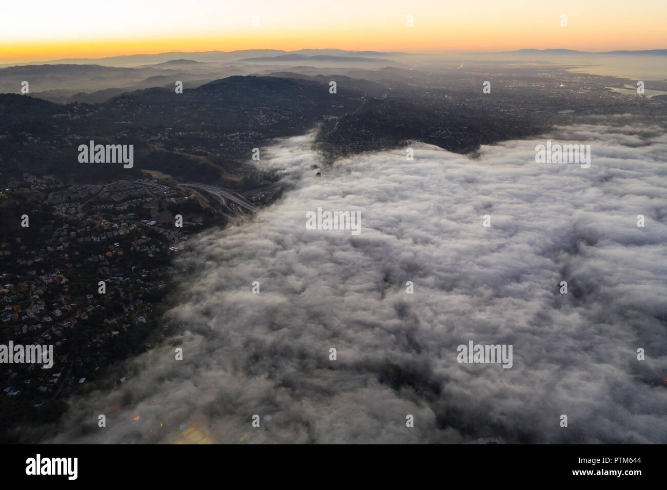 Sunrise beleuchtet die immer anwesenden marine Layer, driftet in die San Francisco Bay Area in Kalifornien. Stockfoto