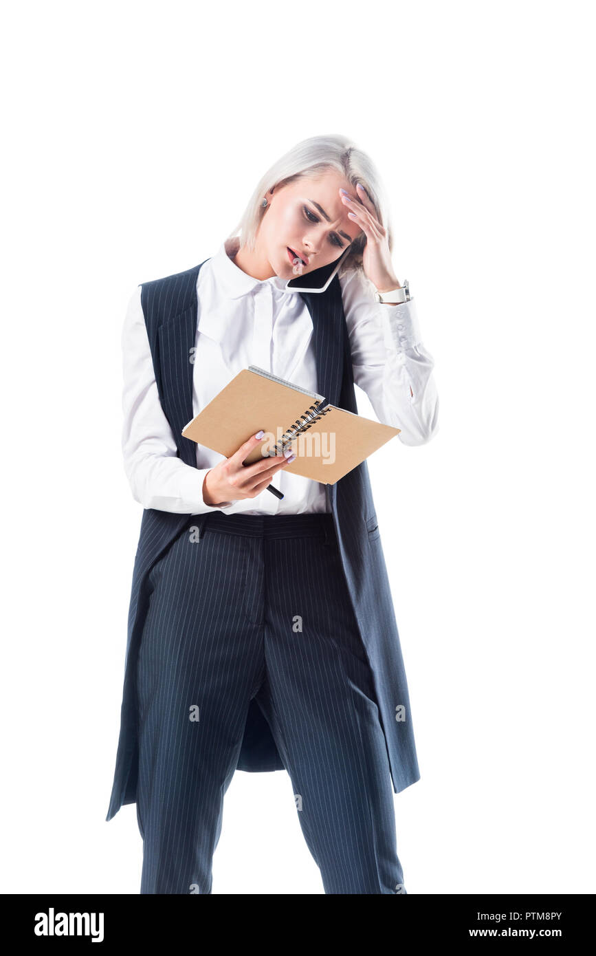 Portrait von busy Geschäftsfrau mit Notebook sprechen auf dem Smartphone isoliert auf weißem Stockfoto