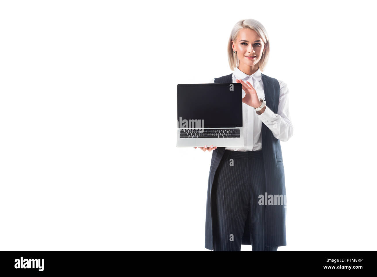 Portrait von Lächeln, Geschäftsfrau, die in förmlichen Verschleiß zeigen, Laptop mit leerer Bildschirm isoliert auf weißem Stockfoto