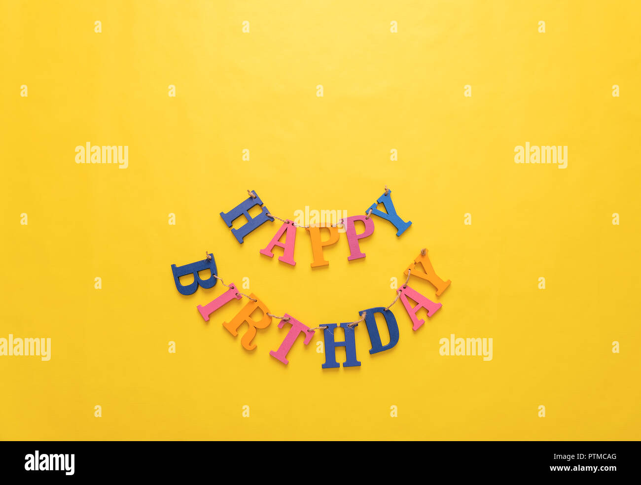 Alles Gute zum Geburtstag. Buchstaben auf weißem Hintergrund. Stockfoto