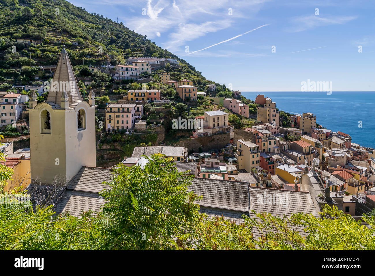 Blick auf das Dorf am Meer von Riomaggiore und der Kirche San Giovanni Battista, Cinque Terre, Ligurien, Italien Stockfoto