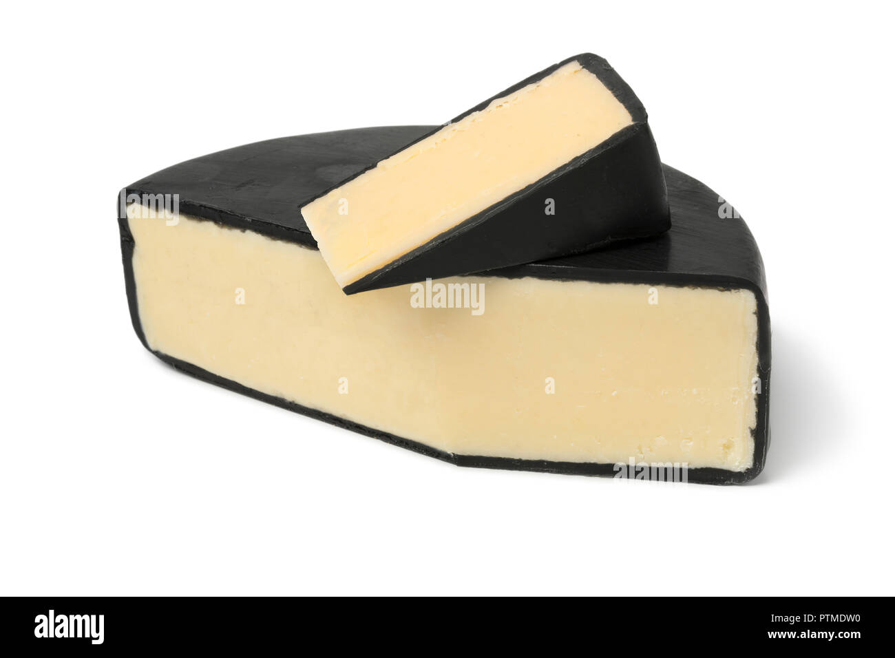 Stück Englisch gewachst Bauernhaus Cheddar Käse auf weißem Hintergrund Stockfoto