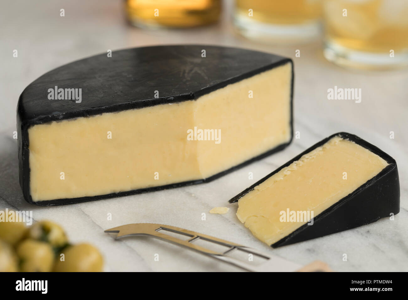 Stück Englisch gewachst Bauernhaus Cheddar Käse zum Nachtisch Stockfoto