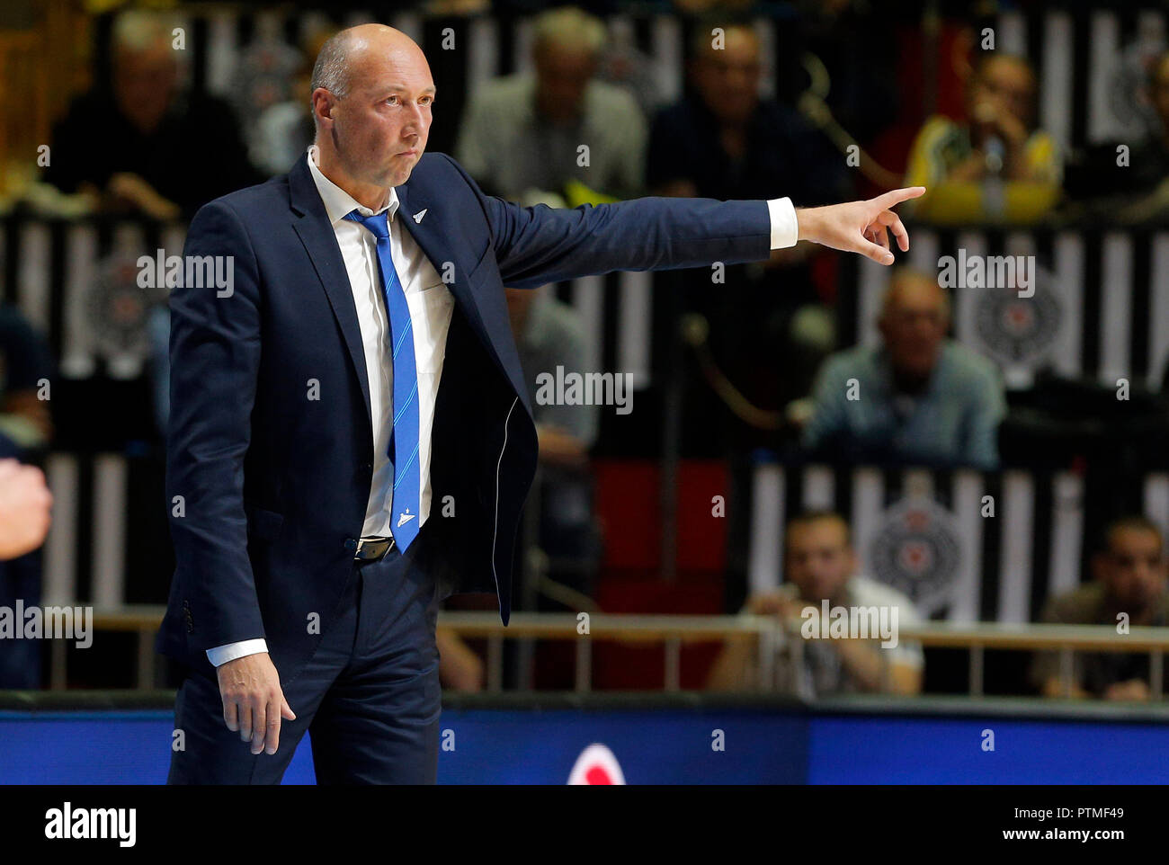 (181010) - Belgrad, Oct, 10, 2018 (Xinhua) - Zenit der Haupttrainer Vasily Karasev Gesten in der zweiten Runde in der regulären Saison 2018-2019 Eurocup Basketball Turnier zwischen Partizan und Zenit in Belgrad, Serbien am Okt. 9, 2018. Partizan gewann 89-82. (Xinhua / Predrag Milosavljevic) Credit: Predrag Milosavljevic/Xinhua/Alamy leben Nachrichten Stockfoto