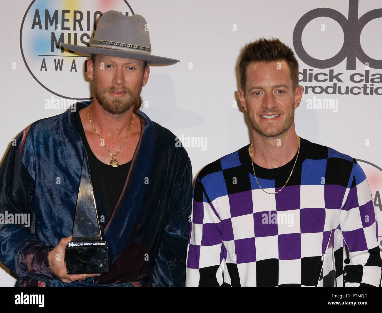 Los Angeles, Ca, USA. 09 Okt, 2018. Brian Kelley und Tyler Hubbard von Florida Georgia Linie Pose in der Presse während der American Music Awards 2018 bei Microsoft Theater am 9. Oktober in Los Angeles, Kalifornien 2018. (Quelle: Bild Raum/Medien Punch)/Alamy leben Nachrichten Stockfoto