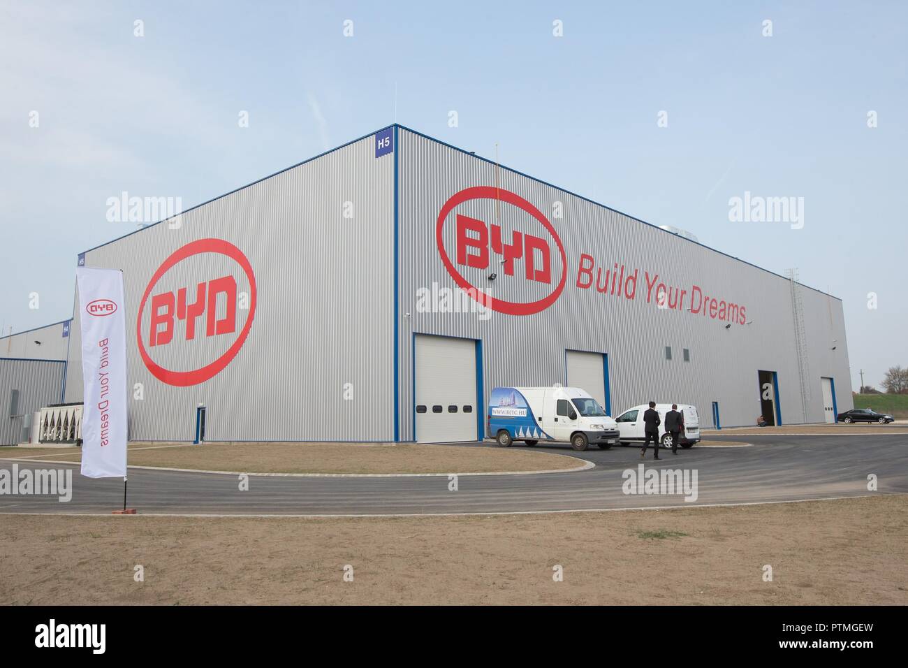 Peking, China. 4 Apr, 2017. Ein Gebäude von BYD electric bus Fabrik ist in der nordungarischen Stadt Czech gesehen, am 4. April 2017. Credit: Attila Volgyi/Xinhua/Alamy leben Nachrichten Stockfoto