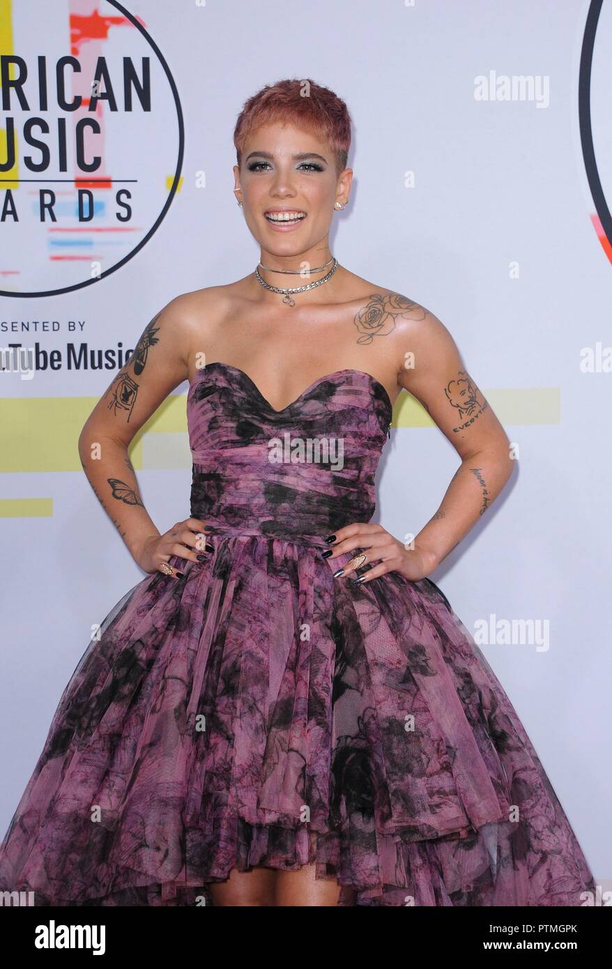 Halsey in der Ankunftshalle für American Music Awards 2018 - Ankunft 1, Microsoft Theatre, Los Angeles, CA 9. Oktober 2018. Foto von: Elizabeth Goodenough/Everett Collection Stockfoto