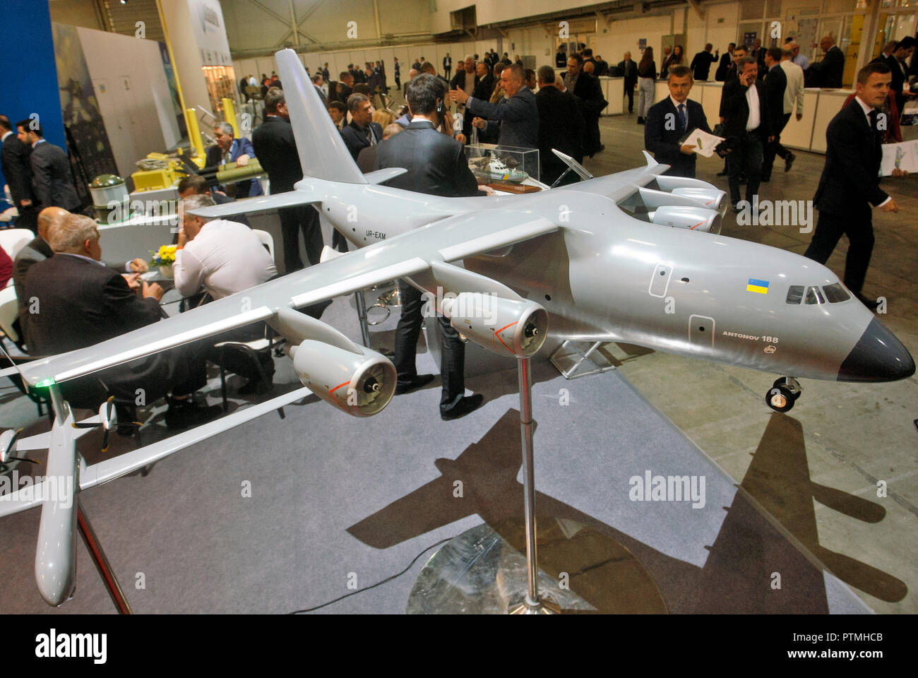 Menschen gesehen ein Modell Flugzeuge im militärischen Ausstellung während der Arme und Sicherheit internationale Ausstellung 2018 in Kiew, Ukraine. Die Ausstellung umfasst 500 Unternehmen aus 17 Ländern: in den Vereinigten Staaten, der Türkei, China, die Vereinigten Arabischen Emirate, Deutschland, Polen, der Tschechischen Republik, der Slowakei, Kroatien, Österreich, Luxemburg, Dänemark, Lettland, Kasachstan, der Ukraine, der Ausstellung wie 60 Einheiten von Maschinen und 11 Flugzeuge. Es läuft für 4 Tage. Stockfoto