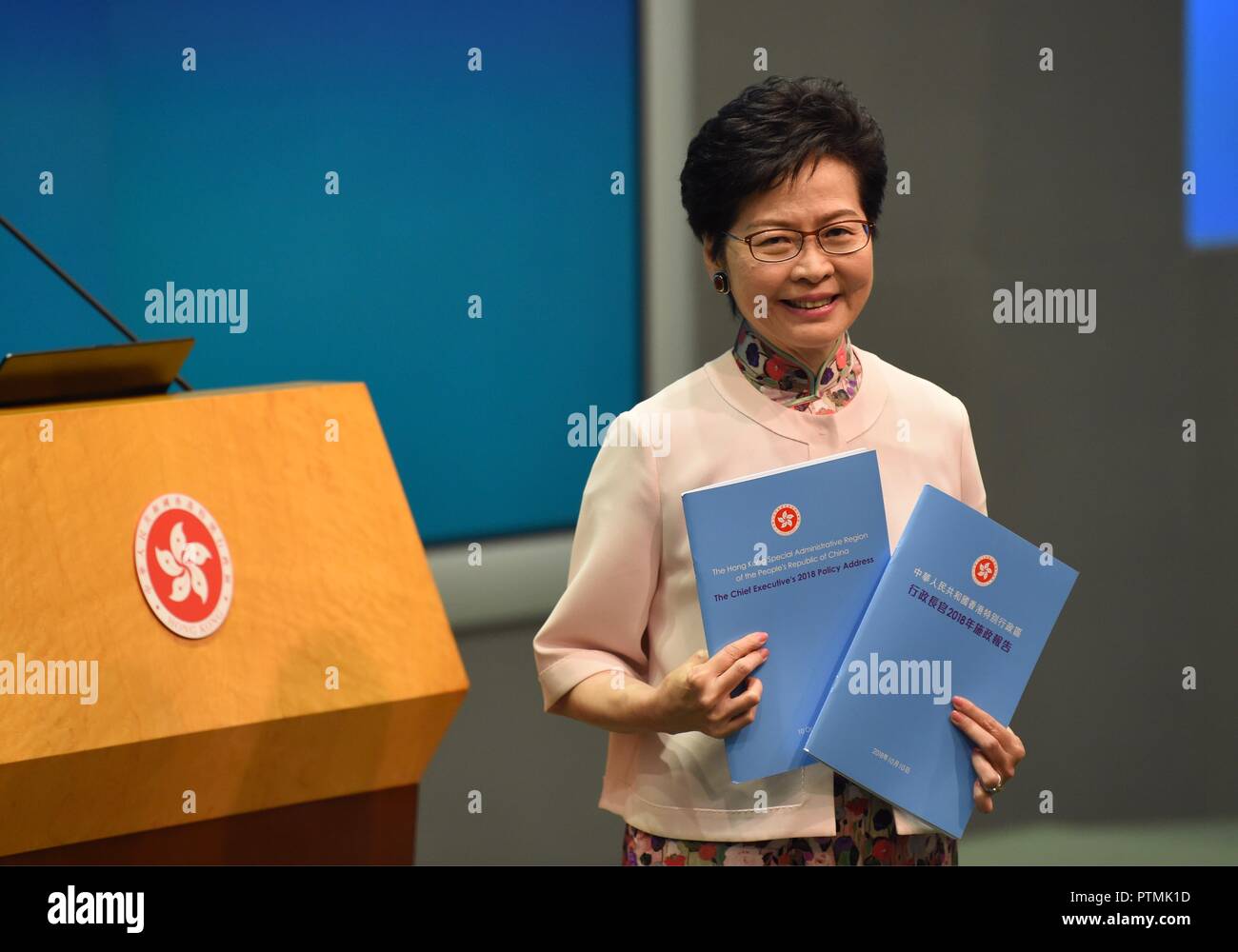 Hong Kong, Hong Kong SAR, China. 10 Okt, 2018. Hong Kong chief Executive, Carrie Lam, Adressen eine Pressekonferenz im Anschluss an die Lieferung Ihrer jährlichen politischen Rede. In der Rede enthalten war ein generelles Verbot der e-Zigaretten und künftiger Variationen der e-Zigarette. Hong verbindet nur eine Handvoll Länder in der Welt, dass dieser Schritt getan haben. Credit: Jayne Russell/ZUMA Draht/Alamy leben Nachrichten Stockfoto