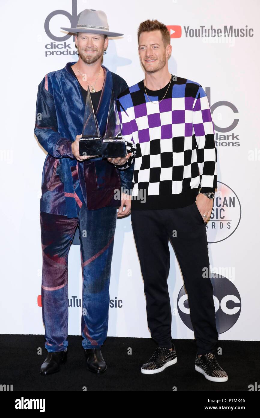 Los Angeles, USA. 9. Okt. 2018. Brian Kelley (l) und Tyler Hubbard von Florida Georgia Linie im Presseraum der American Music Awards 2018 bei Microsoft Theater in Los Angeles, USA, am 09. Oktober 2018. | Verwendung der weltweiten Kredit: dpa Picture alliance/Alamy leben Nachrichten Stockfoto
