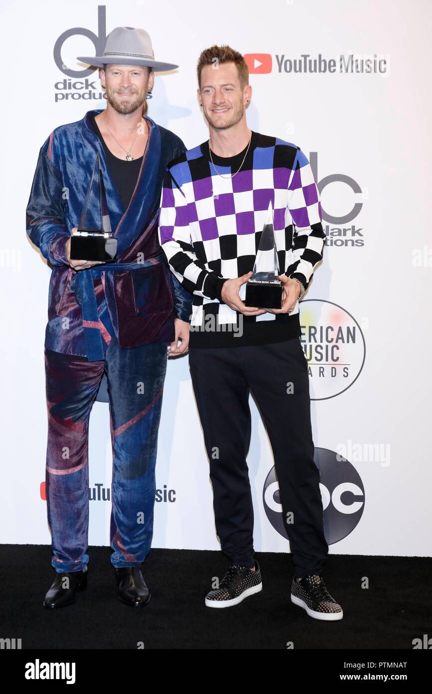 Brian Kelley (l) und Tyler Hubbard von Florida Georgia Linie im Presseraum der American Music Awards 2018 bei Microsoft Theater in Los Angeles, USA, am 09. Oktober 2018. | Verwendung weltweit Stockfoto