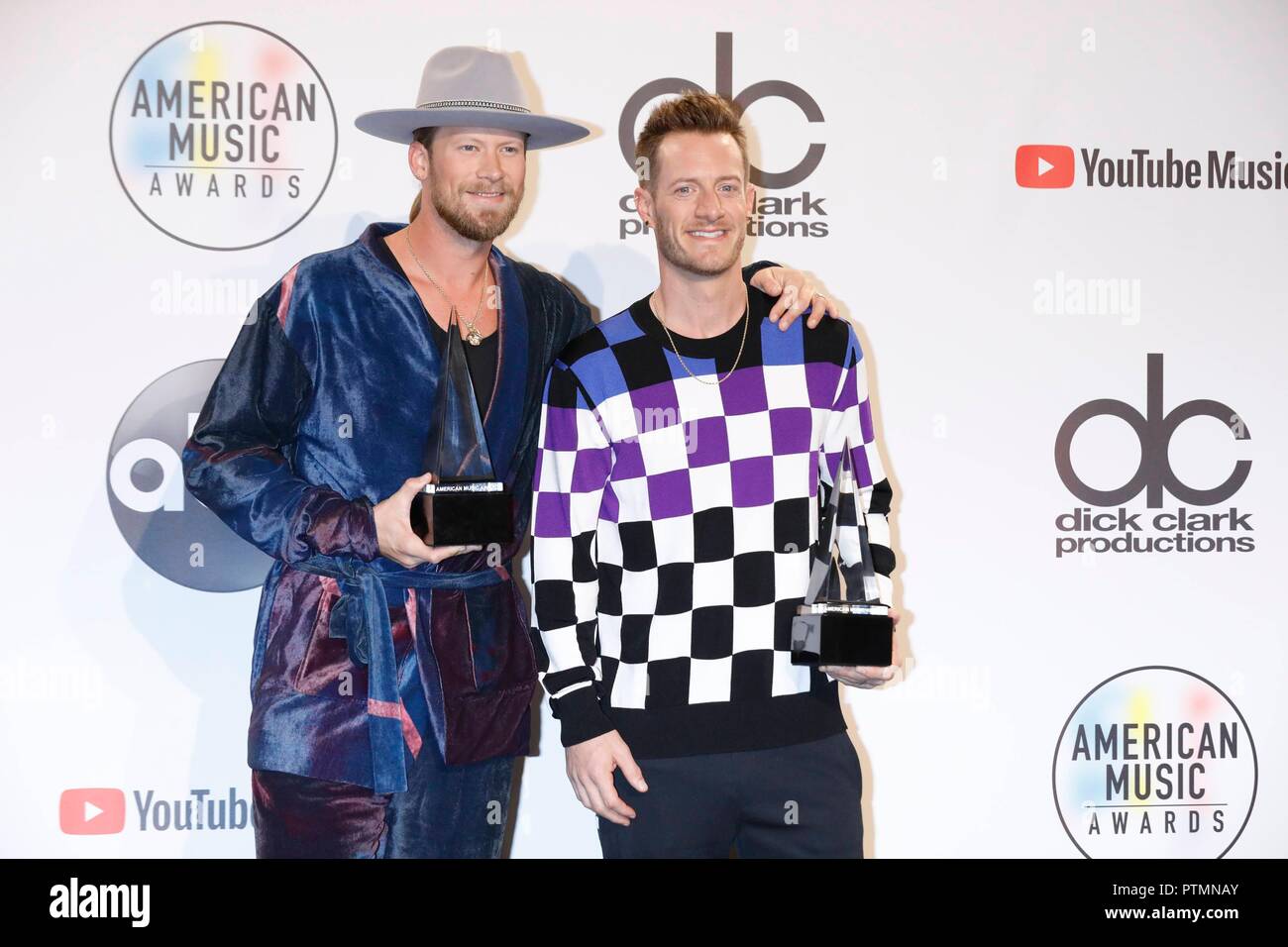 Brian Kelley (l) und Tyler Hubbard von Florida Georgia Linie im Presseraum der American Music Awards 2018 bei Microsoft Theater in Los Angeles, USA, am 09. Oktober 2018. | Verwendung weltweit Stockfoto