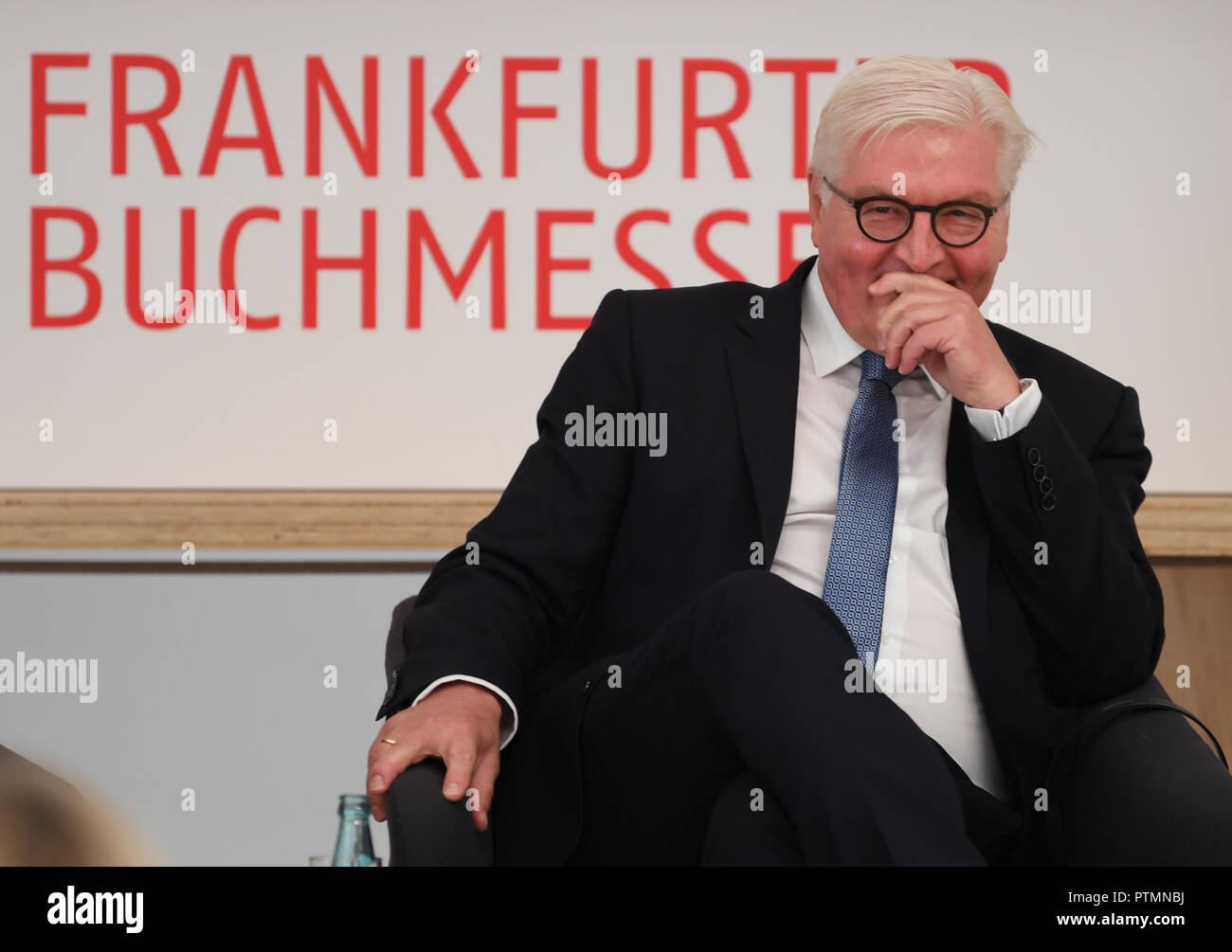 10 Oktober 2018, Hessen, Frankfurt/Main: Bundespräsident Dr. Frank-Walter Steinmeier lächelt bei seinem Besuch der Frankfurter Buchmesse bei der Eröffnung der neuen Frankfurter Pavillon. Größte Buch der Welt zeigen, dauert bis zum 14. Oktober 1999 statt. Foto: Arne Dedert/dpa Stockfoto